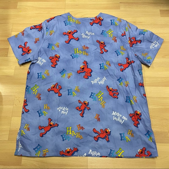 NWT Sesame Street Scrubs Shirt Elmo Blue Size Medium - Picture 2 of 3